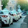 Connected Cars Parken an einer Straße / So verändert IoT das Fuhrparkmanagement