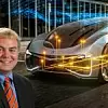 Porträt von Thomas Raste, Principal Expert für Vehicle Dynamics bei Continental, vor dem Hintergrund eines futuristischen Fahrzeugs mit digital eingeblendeten Vernetzungs- und Steuerungselementen – symbolisierend softwaredefinierte Fahrzeugarchitekturen und intelligente Bewegungssteuerung.