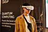 Ein Mann mit einer VR-Brille auf dem BMW IT-Innovation Summit in München / Diese IT-Innovationen nutzt BMW