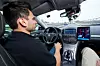 Ein Mann fährt autonom in einem Pkw.