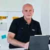 Frank Loydl, CIO der Audi AG, steht vor einem Scrum-Board mit bunten Post-it-Zetteln
