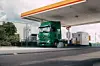 Mercedes-Benz-Truck an einer Shell-Tankstelle.