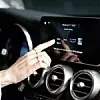 Eine Hand bedient eine Funktion im Infotainmentsystem von Mercedes-Benz.