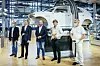 v.r.: Jörg Farkas (Montage-Mitarbeiter), Joachim Löw (Fußball-Bundestrainer), Thomas Ulbrich (Markenvorstand Elektromobilität), Danny Auerswald (Standortleiter Gläserne Manufaktur) und Thomas Aehlig (Betriebsratsvorsitzender) vor der ersten Karosse des ID.3.