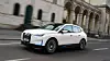 Der BMW iX xDrive40 fährt durch München.