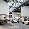 Im Innenraum des Porsche-Zentrums in Dortmund stehen mehrere Sportwagen der Zuffenhausener.