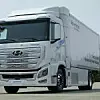 Der Brennstoffzellen-Lkw Xcient Fuel Cell von Hyundai steht auf einer Straße.