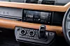 Land Rover Defender 90 X P400 - der Zehn-Zoll-Monitor passt sich gut in den Innenraum ein