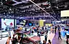 Große Messehalle der Auto Shanghai 2025 mit zahlreichen Besuchern, modernen Fahrzeugmodellen und hell ausgeleuchteten Ausstellungsständen internationaler und chinesischer Automobilhersteller.
