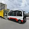 Der autonome Kleinbus wird in der Hamburger HafenCity ausgeladen