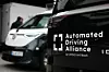 Foto, das die Automated Driving Alliance veranschaulicht. Im Jahr 2023 kamen im Zuge der Automated Driving Alliance erste Testfahrzeuge zum Einsatz, um den gemeinsam entwickelten Software-Stack mit Hilfe realer Daten zu verfeinern.