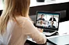 Frau in einer Videokonferenz am Laptop