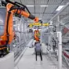 Industrieroboter im BMW Werk Landshut bei automatisierter Montage in einer modernen Produktionslinie