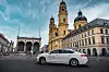 Ein Pkw von Ford fährt mit Technik vom Mobileye autonom durch die Innenstadt von München.