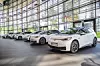 Mehrere weiße VW ID.3 stehen in einem Autohaus aufgereiht.