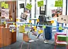 Eine Glaswand mit vielen bunten Post-it-Zetteln im SDC von Audi in Ingolstadt. Im Hintergrund geht eine Person vorbei.