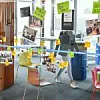 Büroraum mit bunten Post-it-Zetteln an der Glaswand
