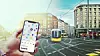 Smartphone mit Mobilitäts-App vor Tram in der Stadt.