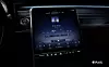 Ein Infotainment in einem Mercedes spielt einen Song von Apple Music ab.