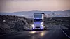 Ein autonomer Lkw fährt durch die Wüste von Nevada. Im Hintergrund ist Las Vegas zu sehen.