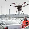Eine Drohne fliegt bei Audi autonom über geparkte Fahrzeuge