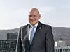 Portraitbild auf einer Dachterasse von Arne Schönbohm, BSI-Präsident.