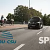 Ein autonom fahrender ID.Buzz auf einer Brücke. Im Vordergrund die Logos von CDU/CSU und der SPD.