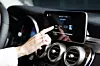 Eine Hand bedient eine Funktion im Infotainmentsystem von Mercedes-Benz.