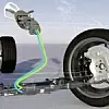 Grafische Darstellung eines Steer-by-Wire-Systems von Mercedes-Benz. Im Vordergrund ist ein Vorderrad mit Bremsscheibe und Aufhängung zu sehen, das über elektrische Leitungen mit einem Lenksystem verbunden ist. Zwei farbige Kabel (grün und blau) symbolisieren die elektronische Signalübertragung vom Lenkrad zur Lenkmechanik. Das Fahrzeugchassis ist schematisch als transparente Silhouette dargestellt, um den technischen Aufbau zu verdeutlichen. Die Darstellung betont die fehlende mechanische Verbindung zwischen Lenkrad und Vorderrad.