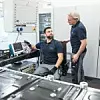 Zwei Mitarbeiter von Valmet Automotive in Bad Friedrichshall entwerfen klassische Ingenieursdienstleistungen.