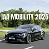 Autonomes Fahren zwischen Theorie und Praxis: Auf der IAA Mobility 2025 zeigen OEMs, Zulieferer und Forschungseinrichtungen, wie weit Fahrerassistenzsysteme sind. Die Messe in München vom 9. bis 14. September positioniert sich als Schaufenster für Fahrerassistenzsysteme und Autonomes Fahren – nicht nur in Konferenzräumen und an Messeständen, sondern auch auf der Straße. 15 Unternehmen schicken 25 Fahrzeuge auf die Straßen rund um das Messegelände, darunter Anbieter wie Aumovio, Innoviz Technologies, Mobileye, Magna, Murata sowie die TU München. Besucherinnen und Besucher können auf dem Beifahrersitz erleben, wie sich automatisierte Fahrfunktionen im realen Verkehr verhalten, vom Spurhalten über Abstandsregeln bis zur Interaktion in komplexen Verkehrssituationen. Christian Vorländer, Geschäftsbereichsleiter Mobility der Messe München, bezeichnet die IAA als Erlebniswelt und Testlabor zugleich. Ein Highlight ist der von der Autobahn GmbH eingerichtete Testbetrieb auf der A94, wo Mercedes-Benz und Volkswagen Level-3- und Level-4-Szenarien demonstrieren. Diese Fortführung des Digitalen Testfelds Autobahn auf der A9 zwischen Nürnberg und München unterstreicht die Rolle der Digitalisierung für mehr Sicherheit und Effizienz. Gleichzeitig zeigen sich die regulatorischen Hürden: Trotz technologischer Reife fehlen europaweit einheitliche Zulassungsverfahren und Standards. VDA-Geschäftsführer Jürgen Mindel betont die Bedeutung interaktiver Formate, um Vertrauen in neue Technologien aufzubauen. Tragödien wie der tödliche Xiaomi-Unfall haben Skepsis geschürt, die auch in München spürbar bleibt. Die Messe verdeutlicht, dass zwischen spektakulären Showcases und Serienreife ein weiter Weg liegt. Standardisierung, Kostendruck und Alltagstauglichkeit bleiben entscheidend. Wideye präsentiert Lösungen zur Integration von Lidar und Kamerasystemen hinter Glasflächen, Mobileye zeigt mit Supervision und Drive Systeme mit theoretischer Level-4-Fähigkeit, während Bosch auf Radar-SoCs, MEMS-Sensoren und CAN-XL-Transceiver setzt. Fraunhofer-Institute und Hochschulen präsentieren aktuelle Forschungsarbeiten, von KI-gestützten Systemen für sichere Fußgängerinteraktionen bis zu Projekten, bei denen Assistenzsysteme eine standardisierte Fahrprüfung bestehen müssen. Insgesamt dürfte die IAA Mobility 2025 verdeutlichen, dass die technische Basis für hochentwickelte Fahrerassistenzsysteme vorhanden ist, gleichzeitig aber Schwachstellen wie fehlende Standards, hohe Validierungskosten und unklare Geschäftsmodelle bleiben. Die Innovationsdynamik ist hoch, die Zahl der möglichen Partner groß, doch die eigentliche Bewährungsprobe liegt im realen Straßenverkehr.