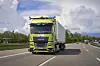 autonomer lkw auf einer autobahn