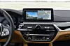 Cockpit der BMW 530e Limousine mit Infotainment.