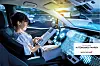 Eine junge Frau liest ein Buch in einem autonomen Auto. Die aktuellen Herausforderungen für das autonome Fahren