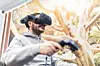 Ein Kunde bei BMW trägt die VR-Brille HTC Vive Pro, um sein Fahrzeug beim Autokauf virtuell zu erleben.
