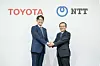 Die CEOs von Toyota und NTT geben ihre Kooperation bekannt.