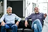 Jörn Messner und Frank Loydl sitzen auf einem Sofa