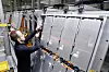 Volkswagen-Mitarbeiter an den Handarbeitsplätzen der Batteriesystemfertigung.