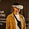 Ein Mann mit einer VR-Brille auf dem BMW IT-Innovation Summit in München / Diese IT-Innovationen nutzt BMW