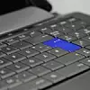 Tastatur eines Laptops mit blauer Enter-Taste