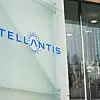 Ein Eingangsschild von Stellantis mit Logo.