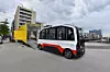 Der autonome Kleinbus wird in der Hamburger HafenCity ausgeladen