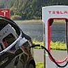 Tesla an einem Supercharger