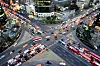 Innerstädtische Kreuzung mit Verkehr in Seoul / So verändern smarte Technologien die Verkehrssteuerung
