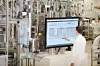 Ein Mitarbeiter bei Bosch tippt auf einen großen Bildschirm.