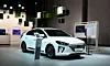 Ein Hyundai Ioniq steht in einem Showroom auf der IAA