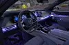 Das beleuchtete Interieur des BMW i7 bei Nacht.