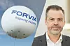 Geteiltes Bild: Links ein weißer Heißluftballon mit dem blauen FORVIA-Logo und dem Slogan „Inspiring mobility“ vor blauem Himmel. Rechts ein Porträtfoto von Raphaël Viard im Anzug mit offenem Hemdkragen.