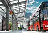 Moderne Bushaltestelle mit Stadtbus - Urban Bus Station