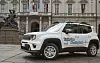 Ein Jeep Renegade 4xe steht in der Innenstadt von Turin